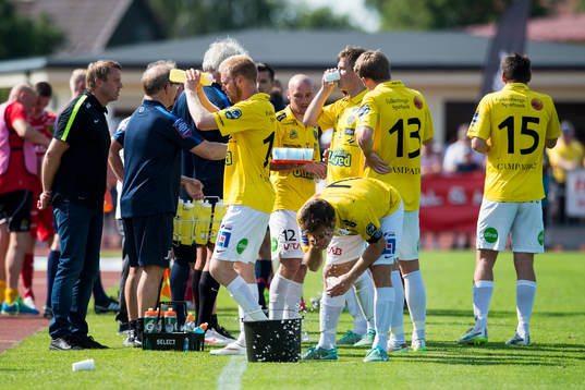 Falkenbergs spelare svalkar sig och dricker vatten