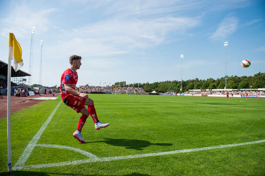Elfsborgs Arber Zeneli lägger en hörna