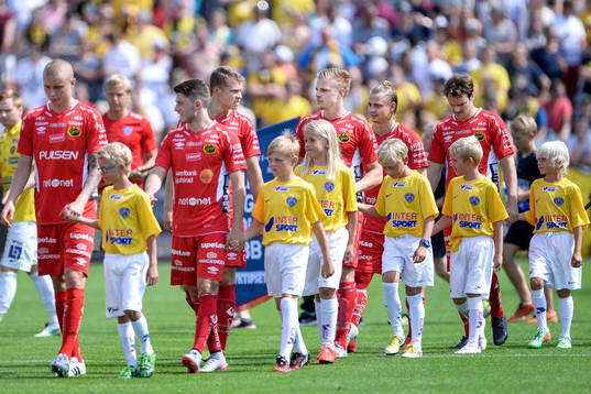 Falkenbergs och Elfsborgs spelare före fotbollsmatchen i