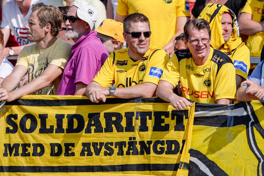 Elfsborgs supportrar med flagga