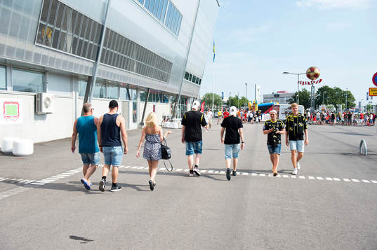 Fotbollsfans anländer