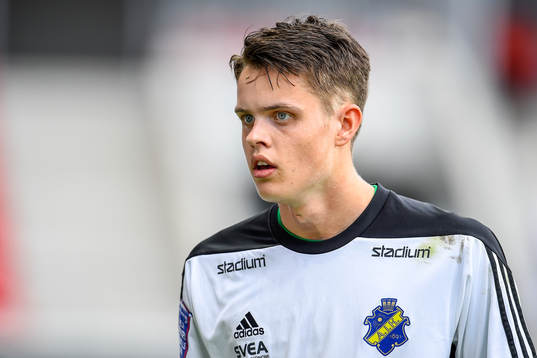 s målvakt Oscar Linnér före fotbollsmatchen i