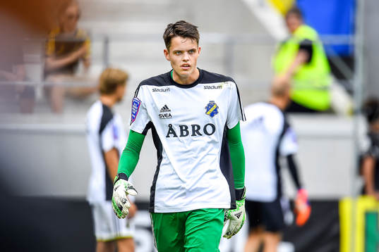 s målvakt Oscar Linnér före fotbollsmatchen i