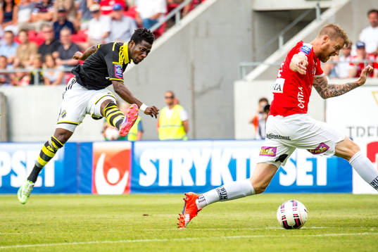 s Ebenezer Ofori provar skott