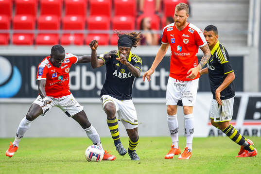 s Mohamed Bangura och Kalmars Papa Alioune Diouf