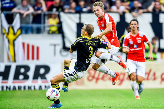 s Per Karlsson och Kalmars Jonathan Ring i en kamp