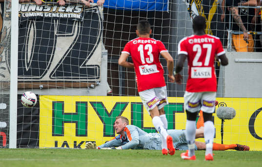 Kalmars målvakt Lars Cramer räddar