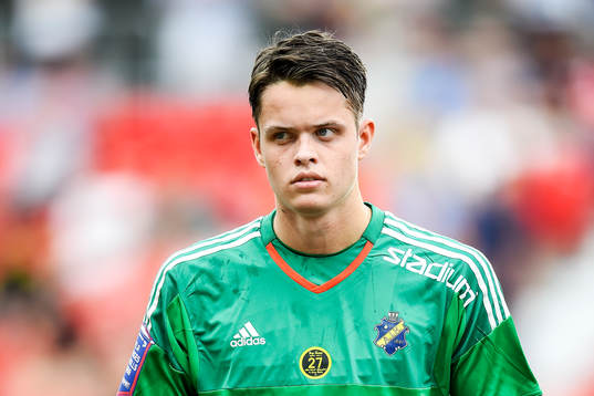 s målvakt Oscar Linnér före fotbollsmatchen i