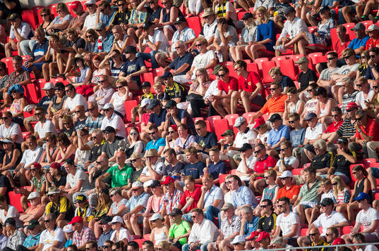Publiken på ett sommarvarmt Guldfågeln Arena