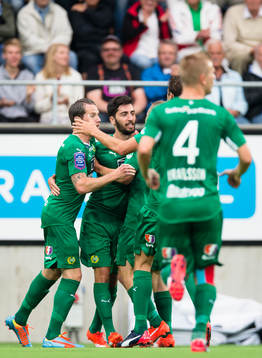 Hammarbys Nahir Besara gör 1-1 kvitteringen och gratuleras