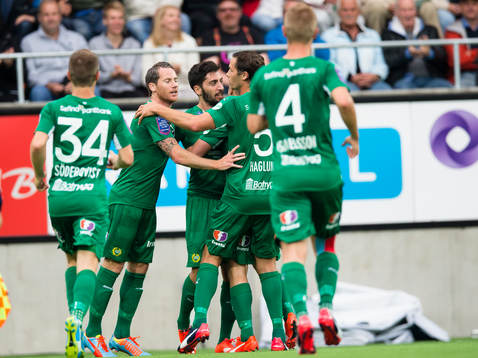 Hammarbys Nahir Besara gör 1-1 kvitteringen och gratuleras