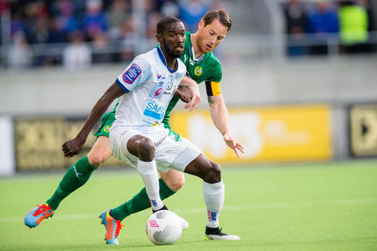 Hammarbys Johan Persson i kamp om bollen med Gefles Dioh