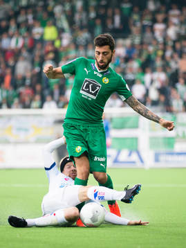 Hammarbys Nahir Besara i kamp om bollen med Gefles Jonas