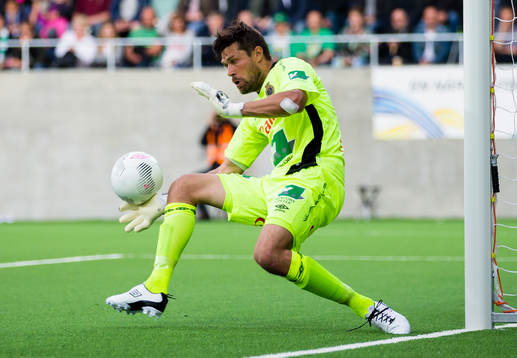Gefles målvakt Emil Hedvall med en räddning