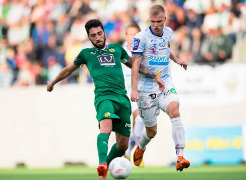 Hammarbys Nahir Besara i kamp om bollen med Gefles Robin