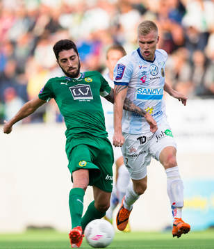 Hammarbys Nahir Besara i kamp om bollen med Gefles Robin