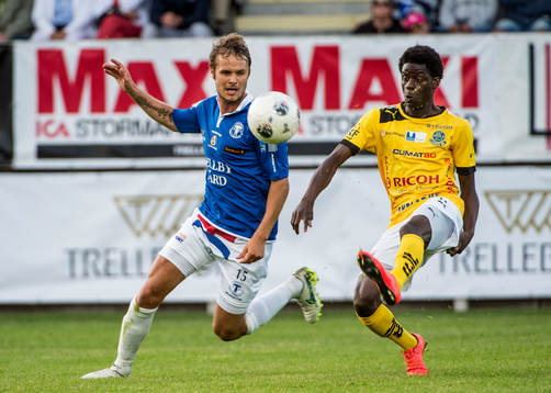 Närkamp mellan Lunds Elie Mukanga och Trelleborgs Martin