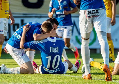 Trelleborgs Kristian Haynes jublar åt Zoran Jovanovic som