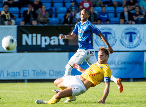 Närkamp mellan Trelleborgs Salif Camara Jönsson och Lunds