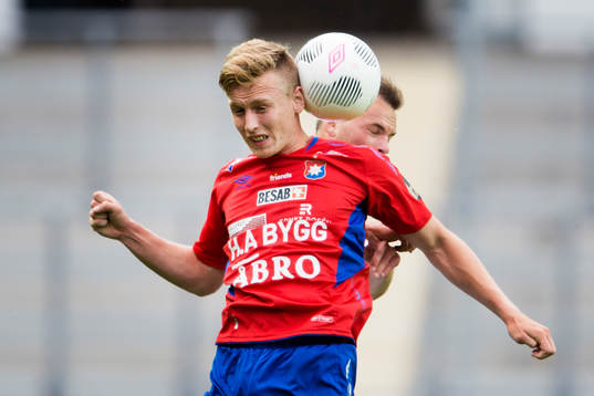 Örgrytes Sebastian Olsson nickar bollen