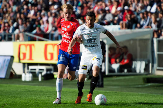Örgrytes Anton Henriksson jagar Östers Denis Velic