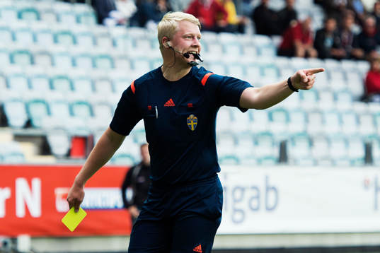 Domare Adam Ladebäck gestikulerar