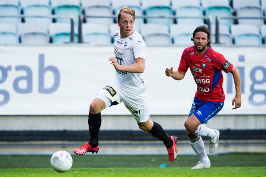 Östers Robin Strömberg jagas av Örgrytes Hampus Bohman