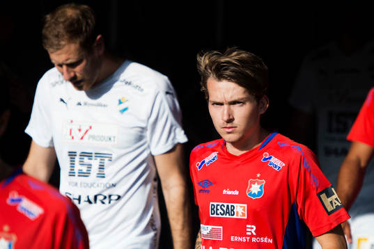 Örgrytes Andreas Östling går in på planen innan