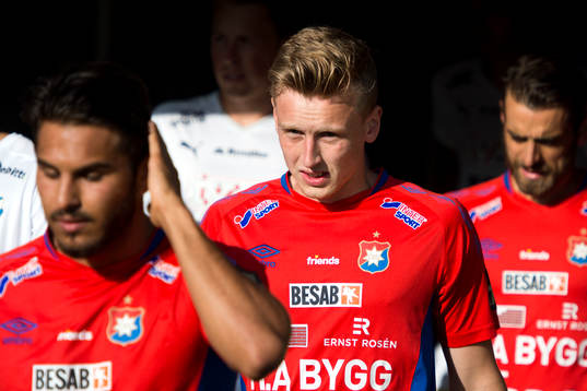 Örgrytes Sebastian Olsson går in på planen innan