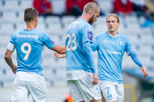 Malmö FFs Markus Rosenberg firas av Simon Kroon och Jo