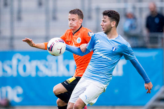 Malmö FFs Erdal Rakip i en duell uunder träningsmatchen i