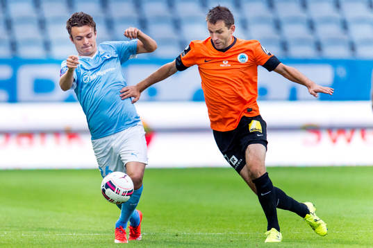 Malmö FFs Andreas Vindheim jagas av Slovan Liberec Lukas
