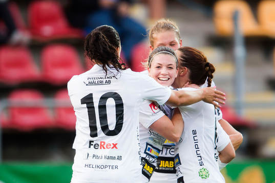 Piteås spelare jublar och kramar om Pauline Hammarlund