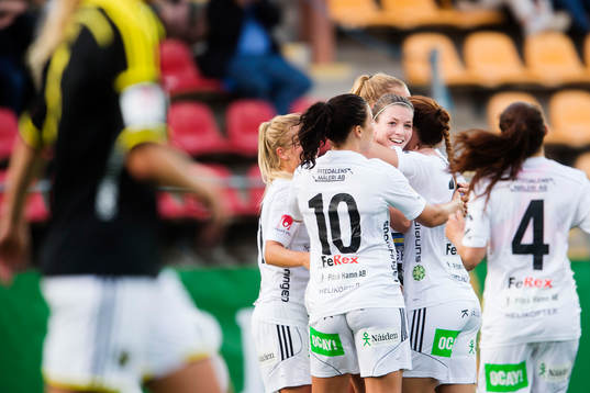 Piteås spelare jublar och kramar om Pauline Hammarlund