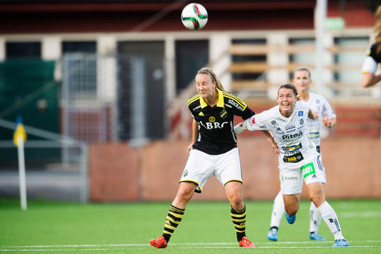 AIKs Emma Lundh och Piteås Emilia Appelqvist