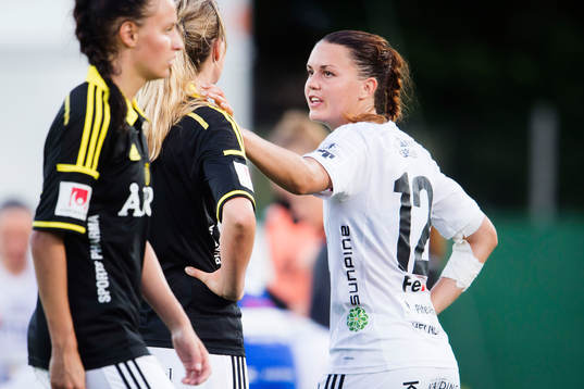 Piteås Emilia Appelqvist klappar om AIKs Emma Lundh
