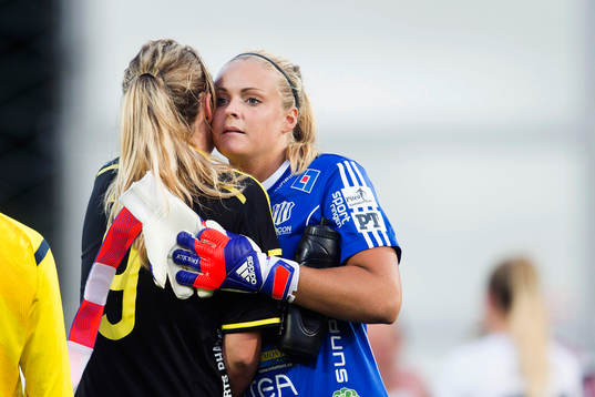 Piteås målvakt Hilda Carlén kramar om AIKs Emma Lundh