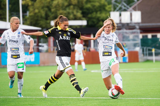 AIKs Eldina Ahmic och Piteås Nina Jakobsson