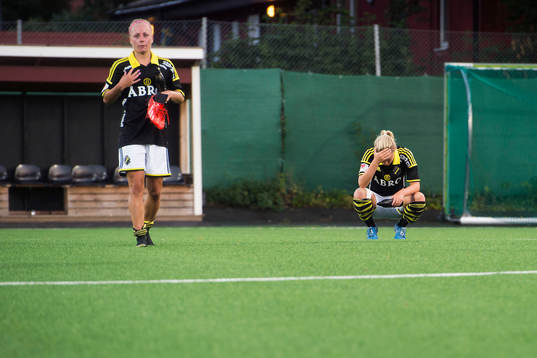 AIKs Sara Storck och Evelina Finndell deppar