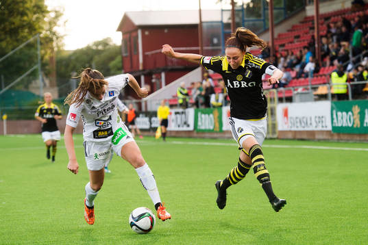 Piteås Pauline Hammarlund och AIKs Petra Andersson