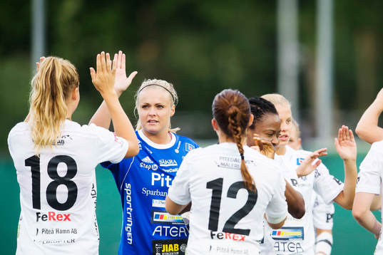 Piteås målvakt Hilda Carlén ger Nina Jakobsson en high