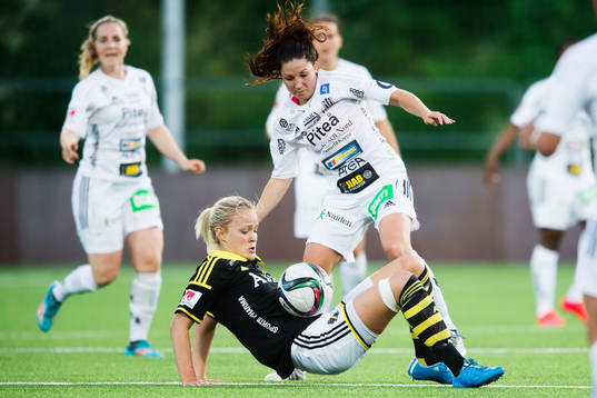 AIKs Evelina Finndell och Piteås Josefin Johansson