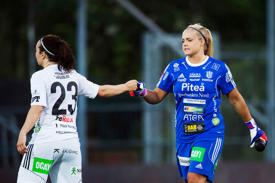 Piteås June Pedersen och målvakt Hilda Carlén