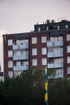 Ett bostadshus och en svensk flagga