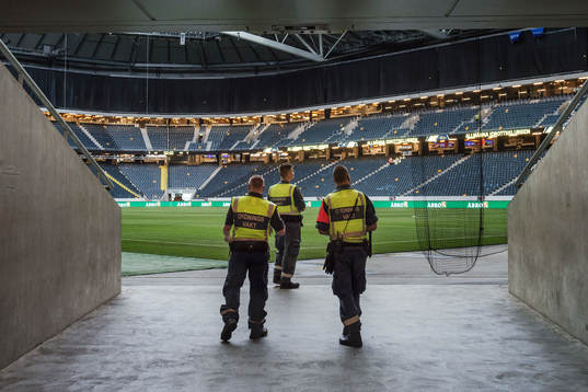 Ordningsvakter inne på Friends Arena före fotbollsmatchen