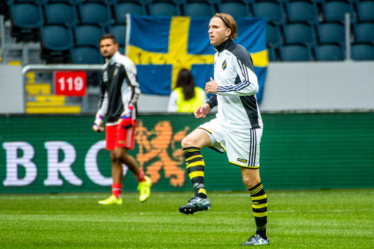 s Nils-Eric Johansson värmer upp före fotbollsmatchen i