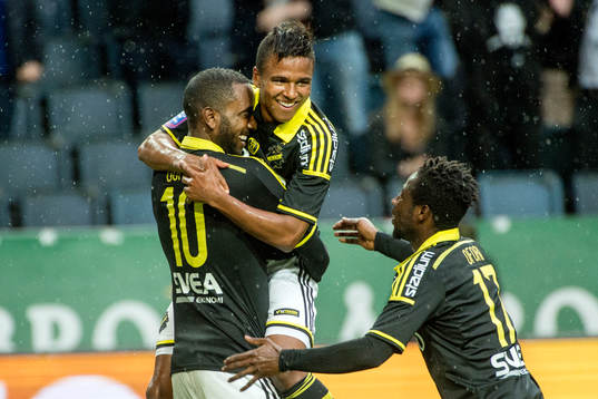 s Henok Goitom, Niclas Eliasson  och Ebenezer Ofori jublar
