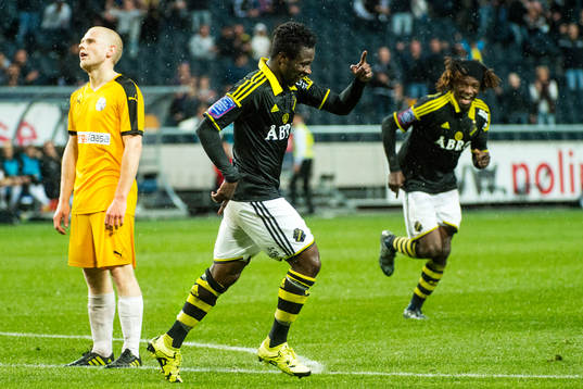 s Ebenezer Ofori och Mohamed Bangura jublar