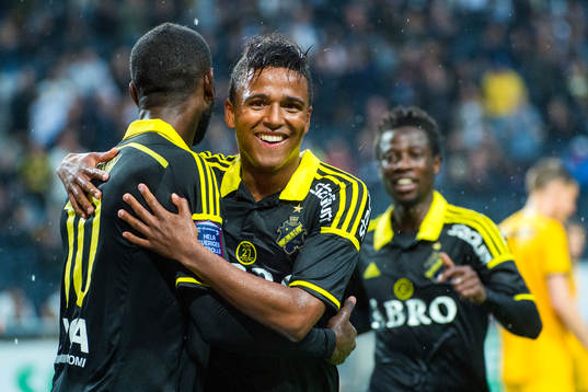 s Niclas Eliasson firar med Henok Goitom