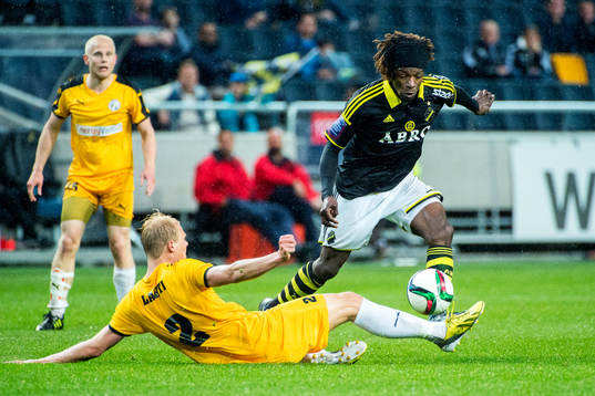 s Timi Lahti försöker blockera AIK:s Mohamed Bangura